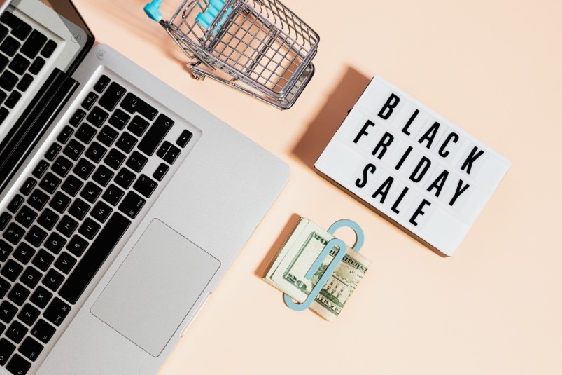 Black Friday Sale mit Geld und Einkaufswagen